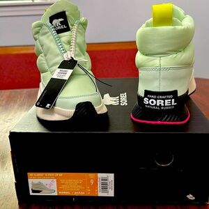 Sorel Out 'N About Puffy Zip Waterproof Sea Sprite Chalk Boots 9